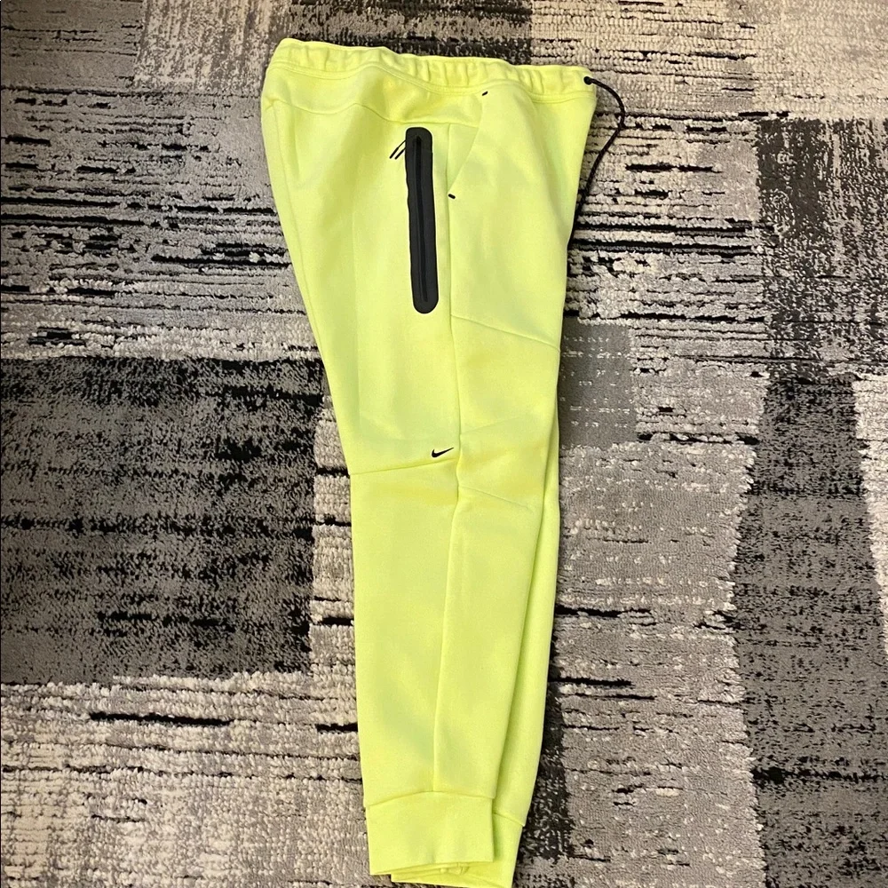 New Men’s Nike Tech Fleece Joggers Barely Volt Large L - Picture 5 of 8
